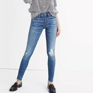 Madewell | Women 9" High Rise Distressed Blue Jeans with Raw Hem Sz 25